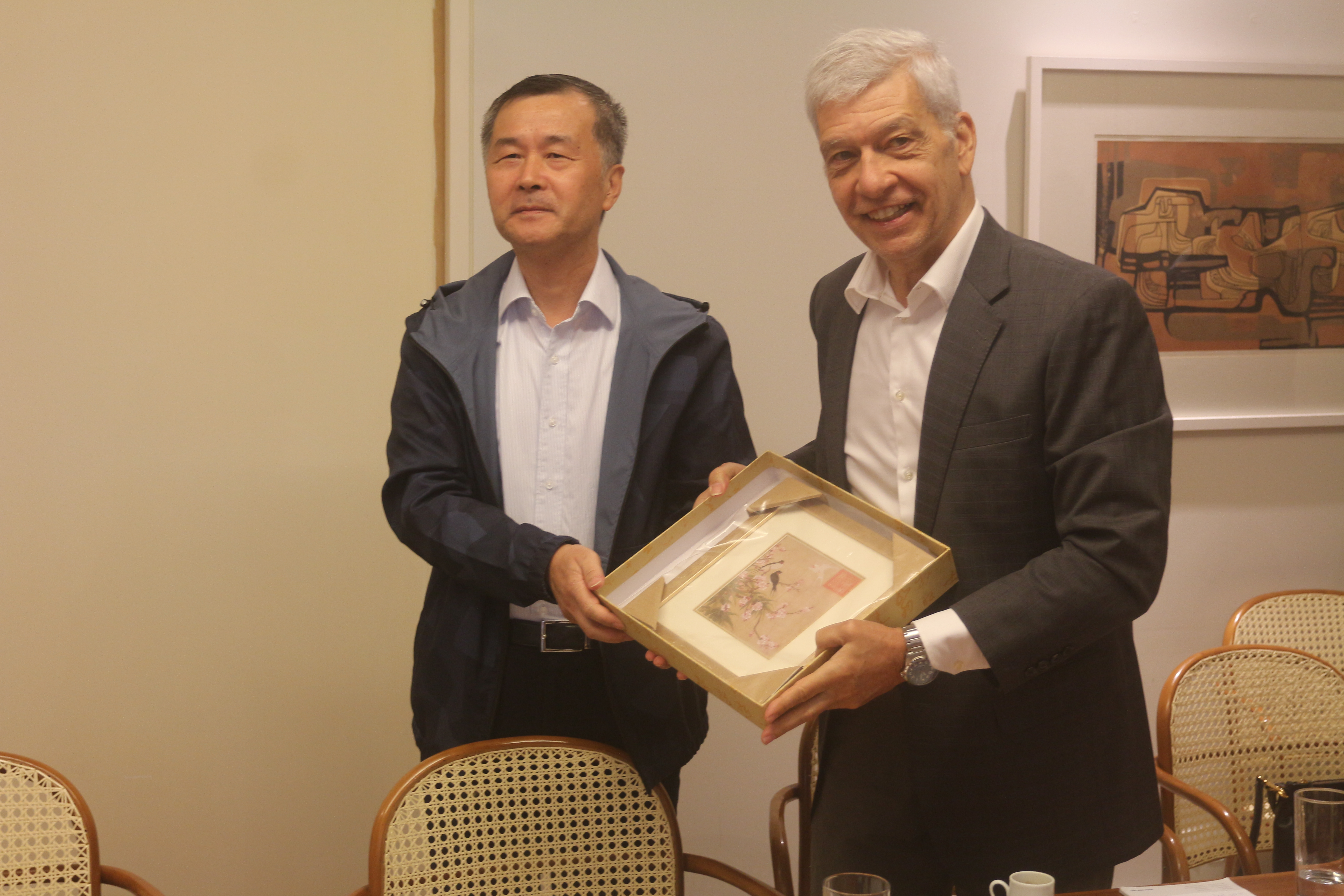 Conselheiro Internacional do CEBRI, Marcos Caramuru, recebe presente dos representantes do Shangai Admin Institute.